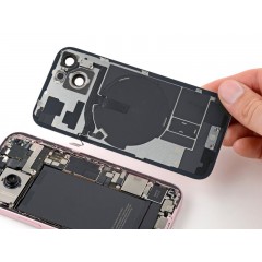 Заміна заднього скла iPhone 15