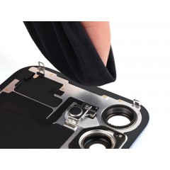 Чистка основной камеры iPhone 17