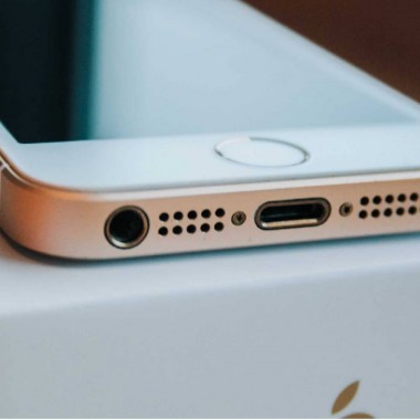 Б/У Apple iPhone SE 16Gb Gold
